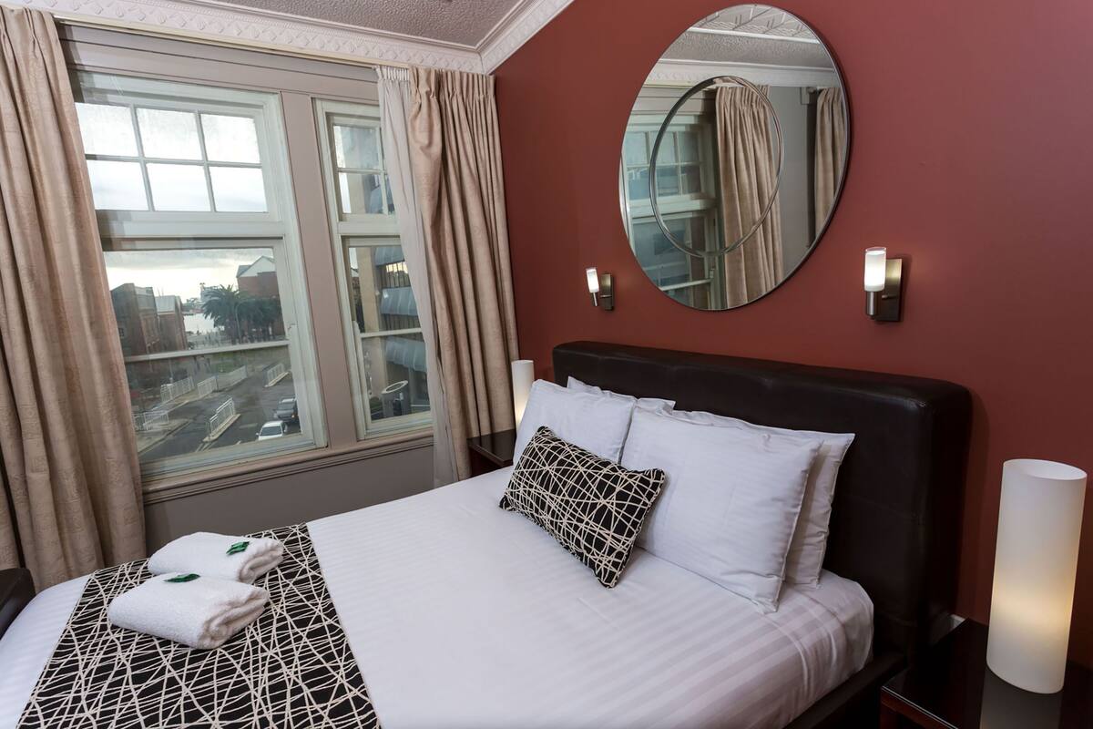 Queen Room  | Desk, blackout drapes, iron/ironing board, WiFi (free)