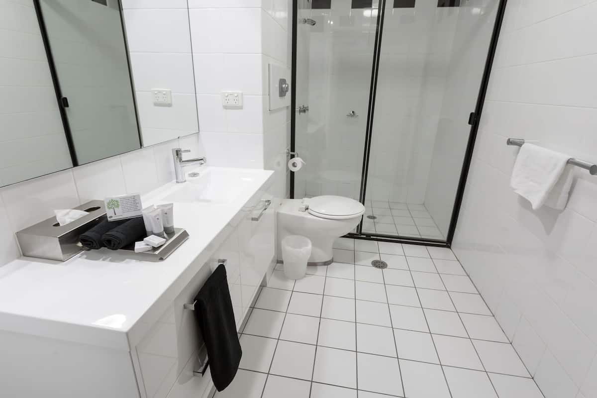 1 dormitorio, escritorio, cortinas opacas