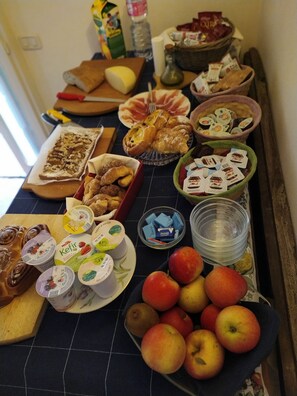 Free daily buffet breakfast