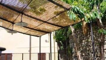 Lunch and dinner served, al fresco dining