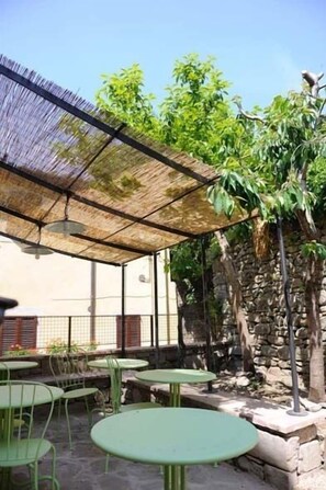 Phục vụ bữa trưa và bữa tối, dùng bữa ngoài trời 