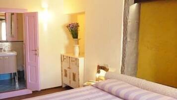 Deluxe Double Room, Private Bathroom | Individually furnished, free cots/infant beds, rollaway beds, free WiFi