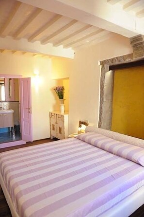 Deluxe Double Room, Private Bathroom | Individually furnished, free cots/infant beds, rollaway beds, free WiFi