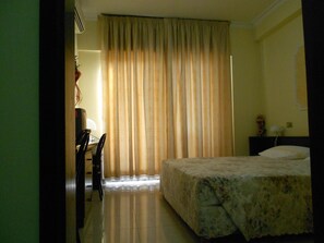 ミニバー、WiFi (無料)、ベッドシーツ