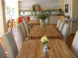 Free daily continental breakfast - Hotel Seehof (Zwenkau)