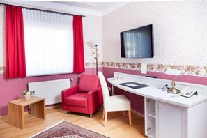 Premium bedding, down duvets, memory-foam beds, minibar - Hotel Seehof (Zwenkau)