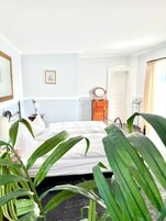 Exclusive-Suite, eigenes Bad | Hochwertige Bettwaren, Daunenbettdecken