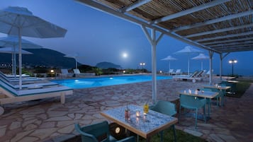 Seasonal outdoor pool, pool umbrellas, sun loungers