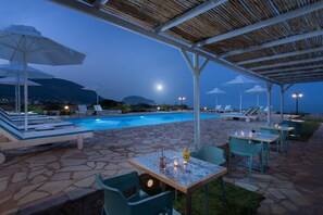Seasonal outdoor pool, pool umbrellas, sun loungers - Venti Seaside Adult Hotel (Monemvasia)