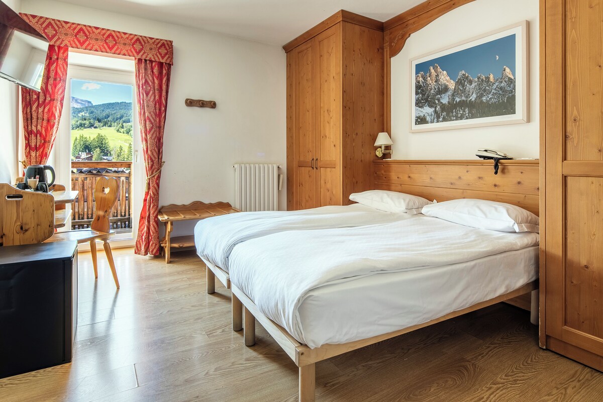 Camera Standard Matrimoniale/ Doppia con letti singoli con balcone | In-room safe, desk, blackout drapes, WiFi (free)