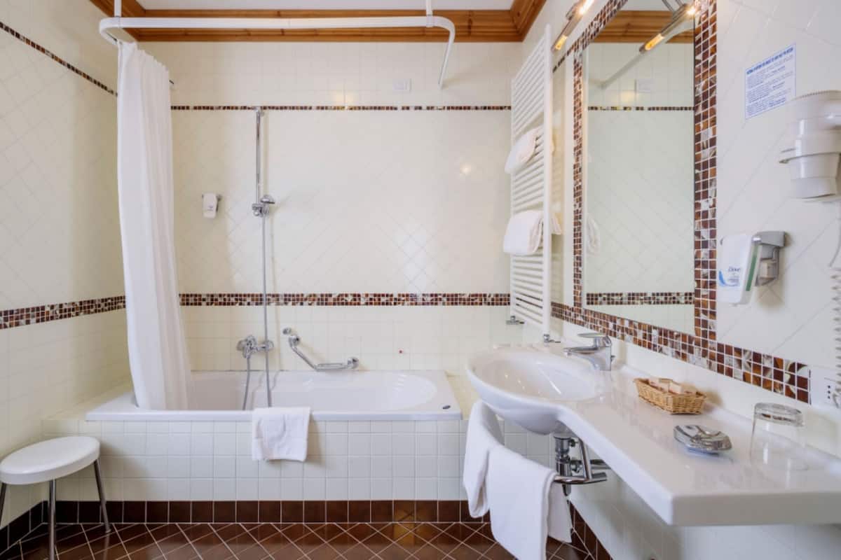 single room | room amenity