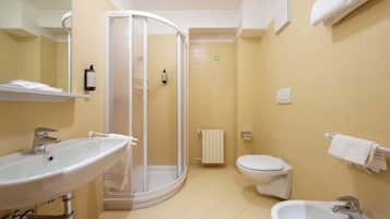Un bagno con doccia, WC e due lavandini.