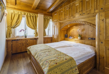 Caja de seguridad en la habitación, muebles diferentes y escritorio