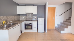 Standard Duplex, 2 Bedrooms (Apartment) | Private kitchen | Full-sized fridge, oven, stovetop, cookware/dishes/utensils - Apartaments AR Niu D'or (Lloret de Mar)