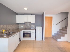 Duplex standard, 2 quartos (Apartment) | Cozinha privada | Geladeira grande, fogão, cooktop, talheres/pratos/utensílios de cozinha