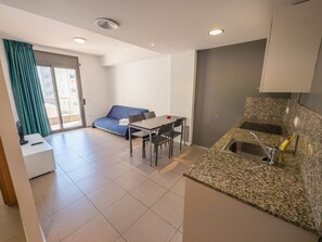 Condo, 1 quarto | Cozinha privada | Geladeira grande, fogão, cooktop, talheres/pratos/utensílios de cozinha