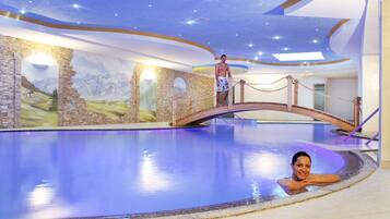 2 piscines couvertes, chaises longues