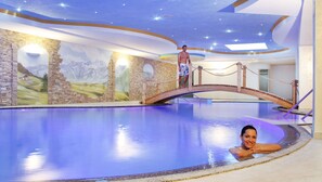 2 piscinas internas, espreguiçadeiras