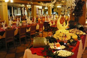 Breakfast, lunch, dinner served; Italian cuisine