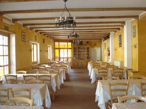 Ze serveren er ontbijt, lunch en diner 