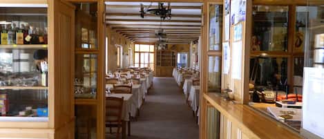 Serveert ontbijt, lunch en diner