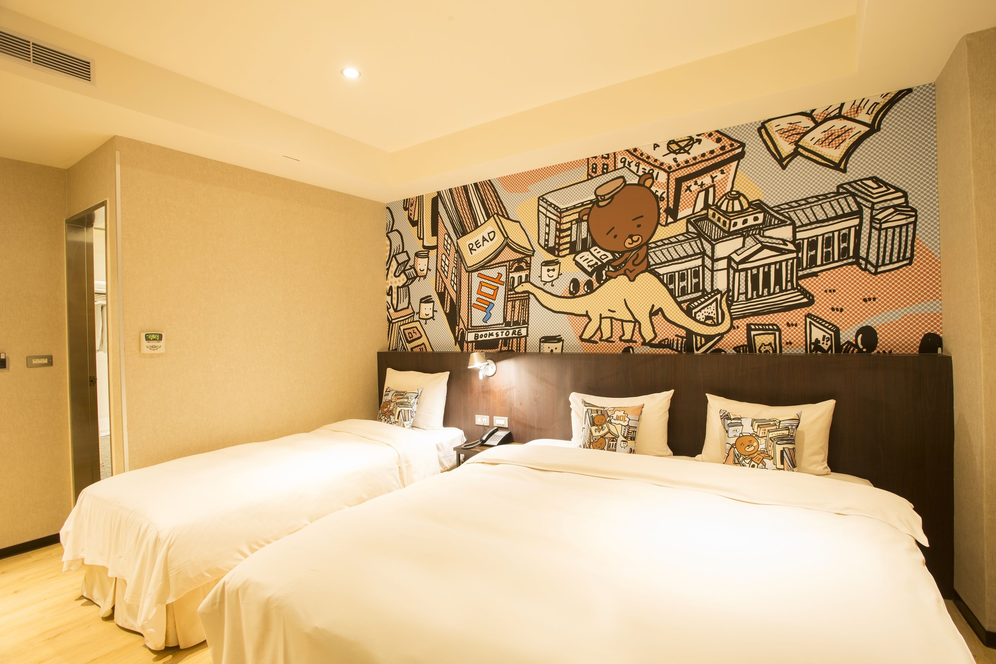 comfort triple room, no windows | in-room safe, desk, free wifi