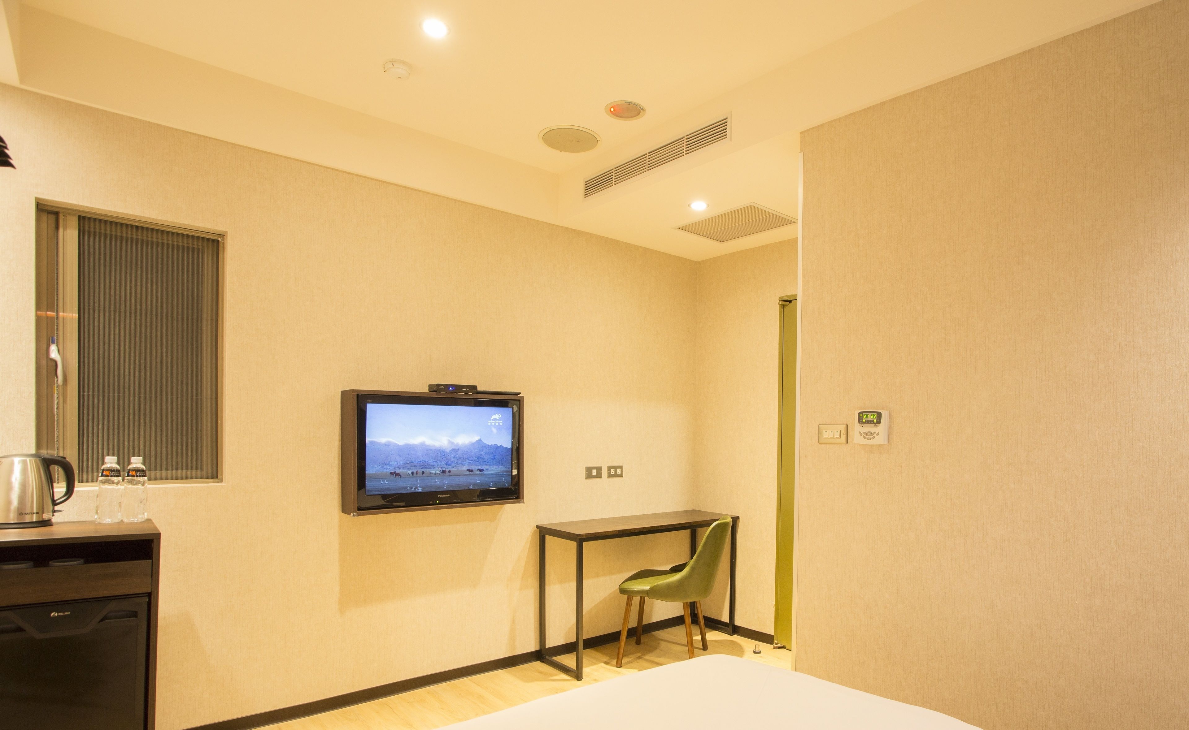 standard room, 1 double bed, no windows | in-room safe, desk, free wifi