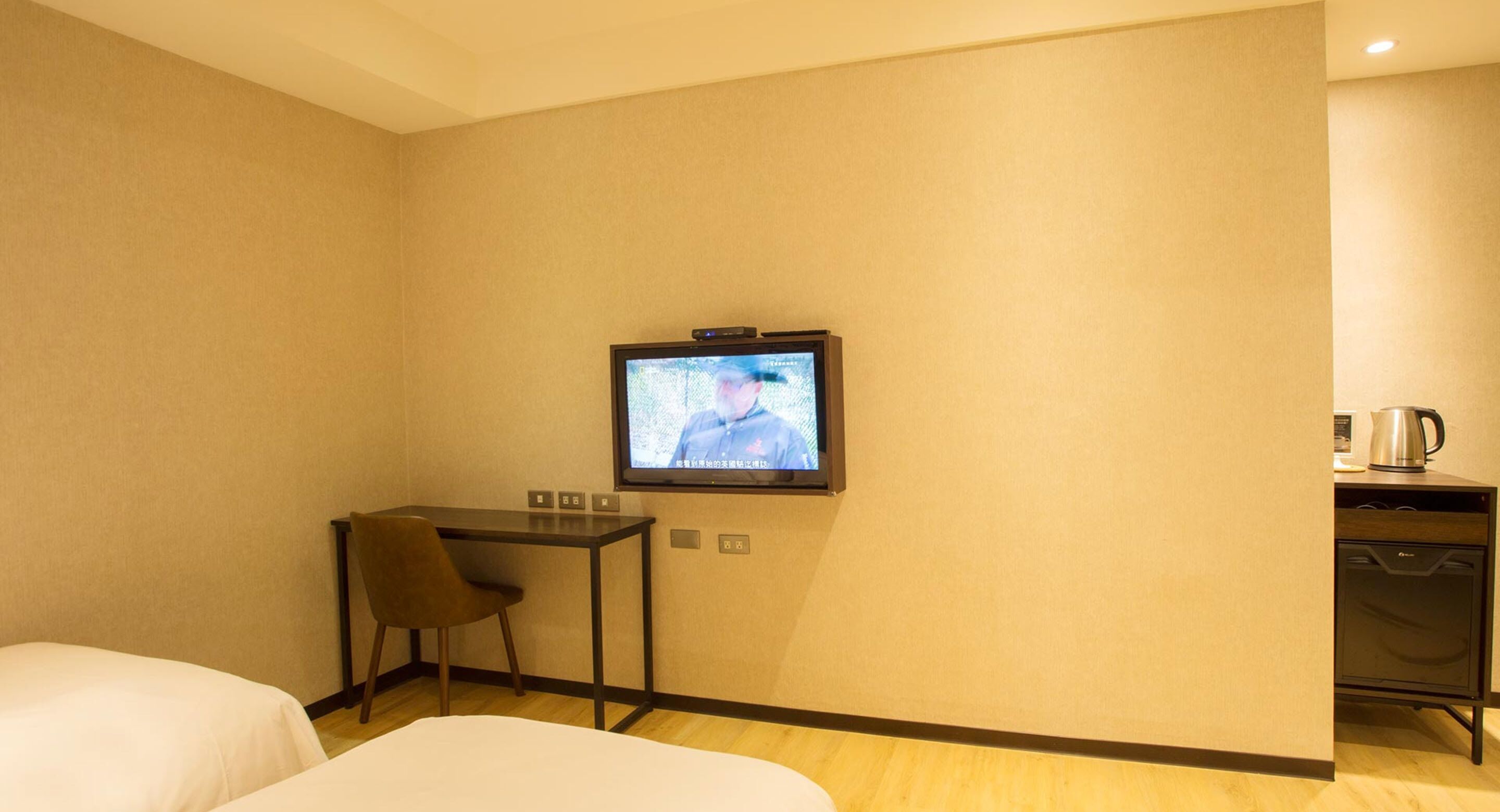 business triple room, 3 single beds, no windows | in-room safe, desk, free wifi