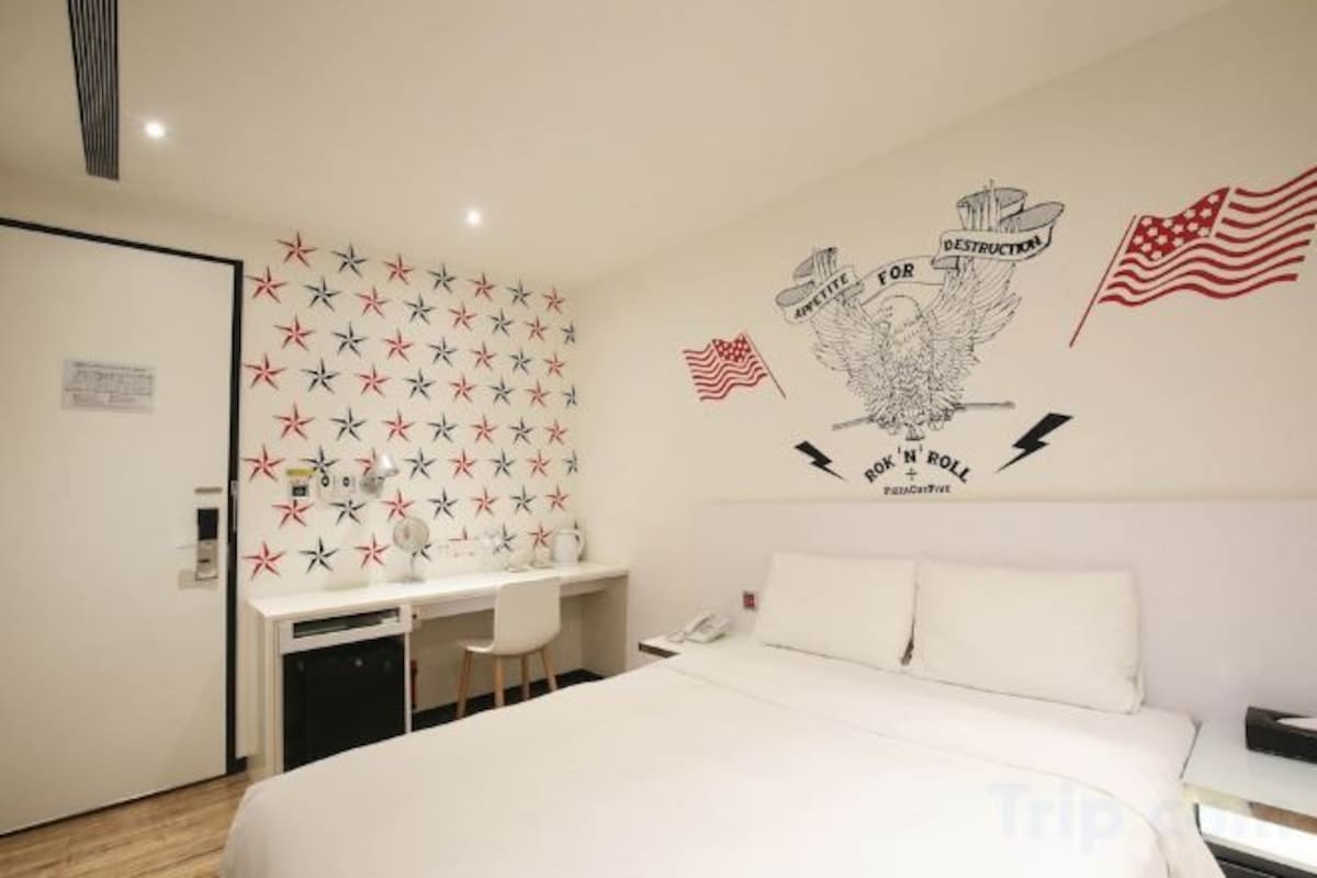 1 bedroom, in-room safe, desk, WiFi (free)