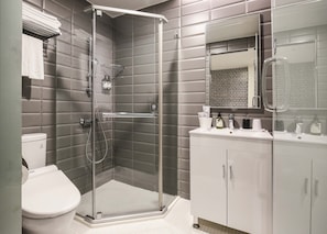 Articles de toilette (gratuits), séchoir à cheveux, pantoufles