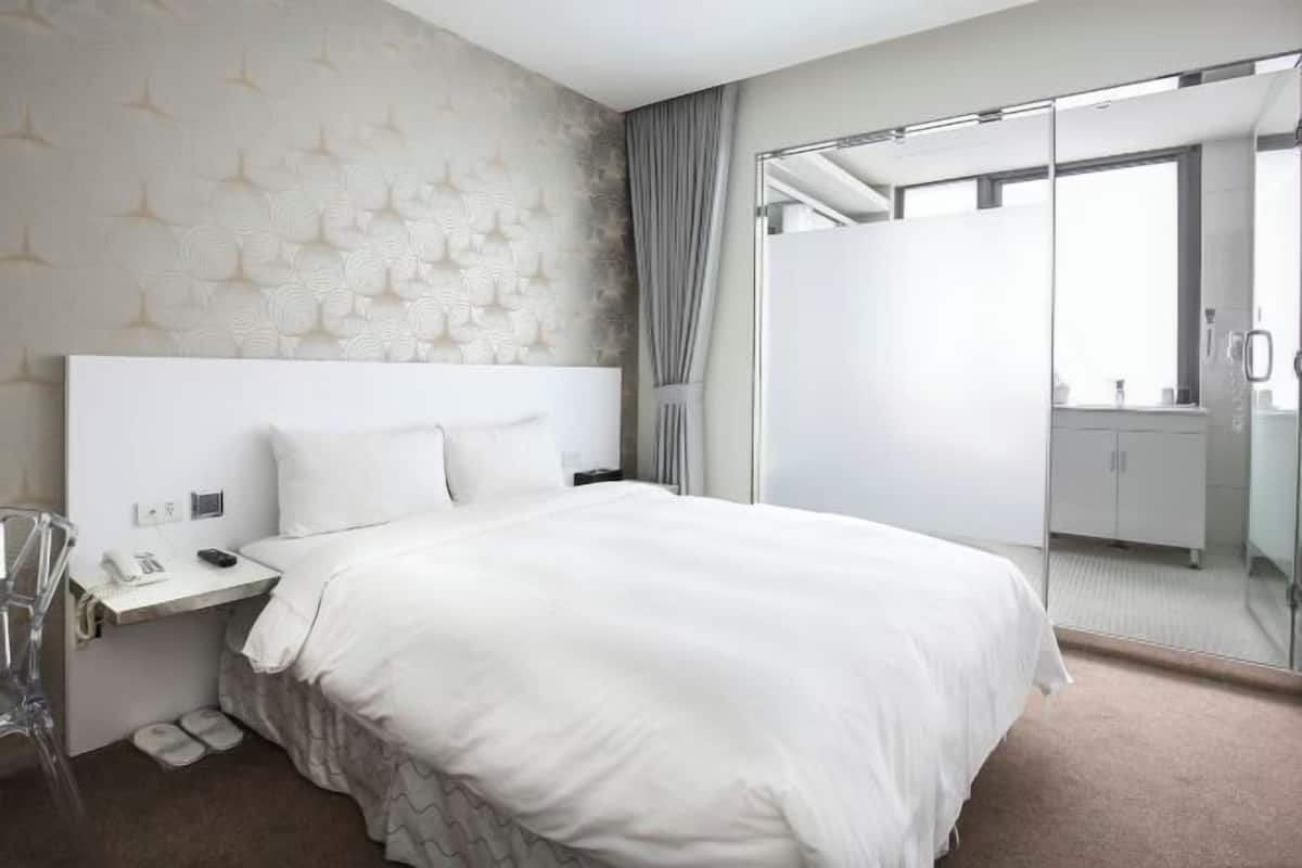 1 bedroom, in-room safe, desk, WiFi (free)