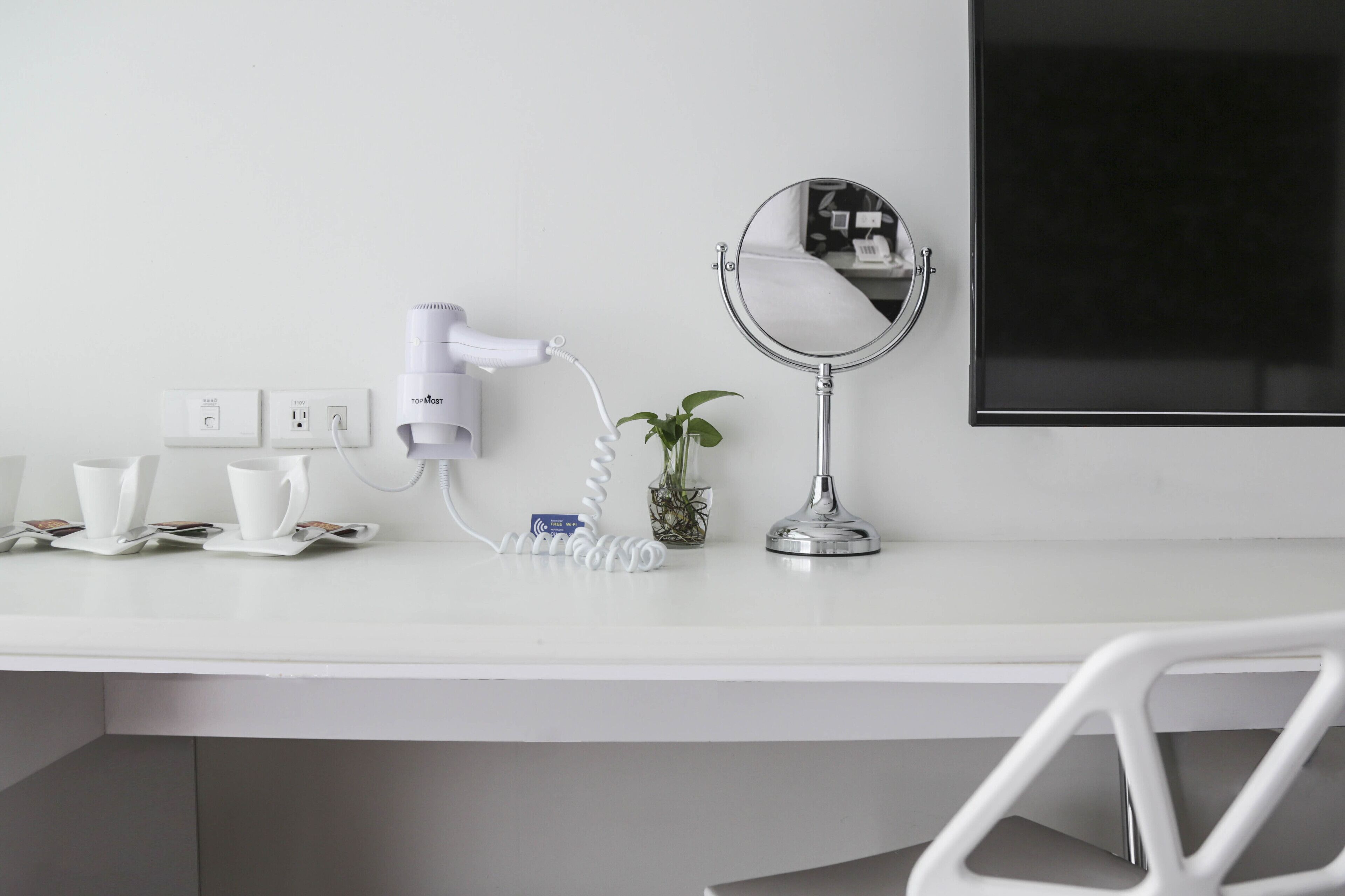 family room | 1 bedroom, in-room safe, desk, free wifi