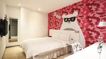 Une chambre à coucher comprenant un lit, une table de chevet, un miroir et un mur orné d’un motif de camouflage rouge et d’un motif représentant un ours.