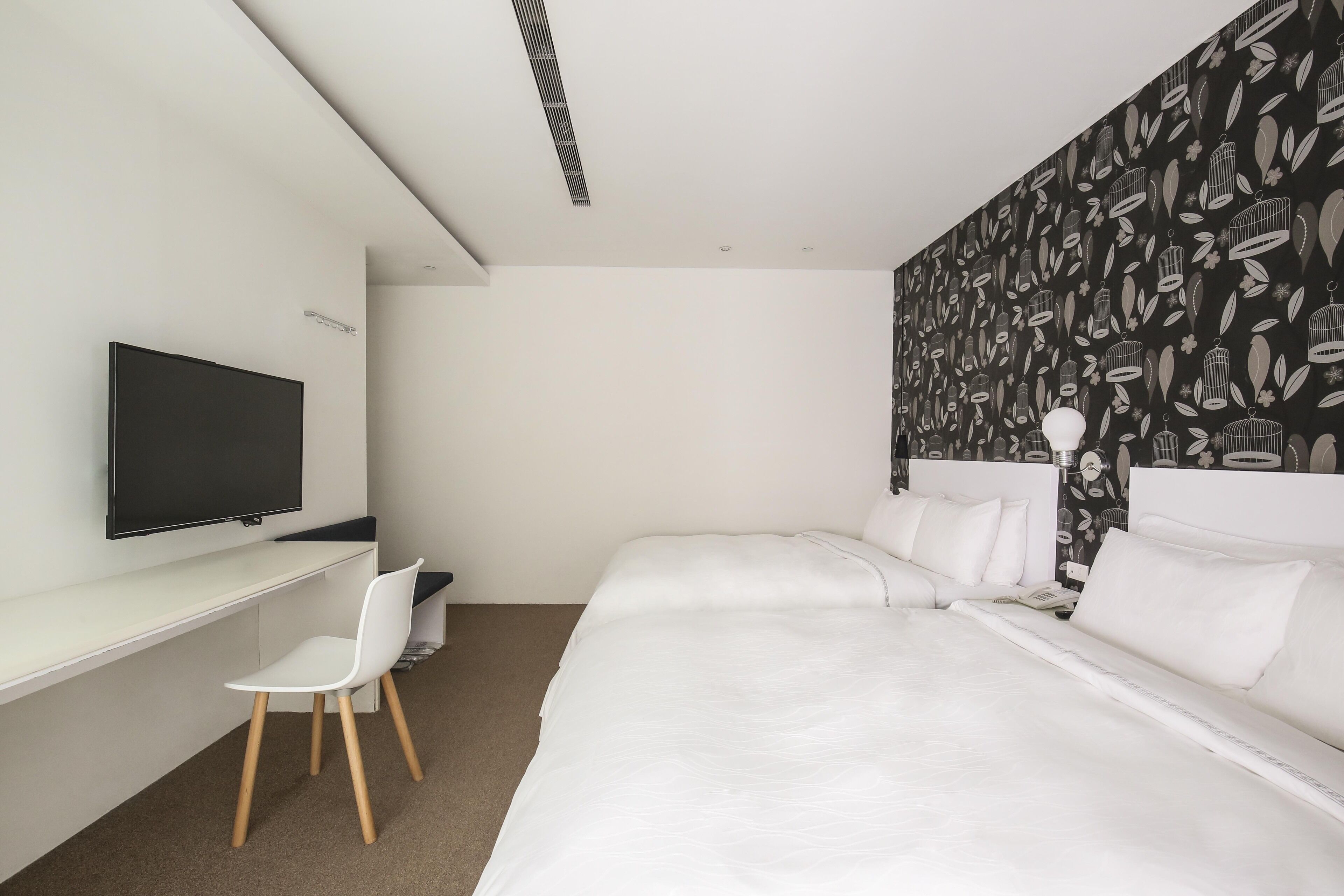 family room | 1 bedroom, in-room safe, desk, free wifi