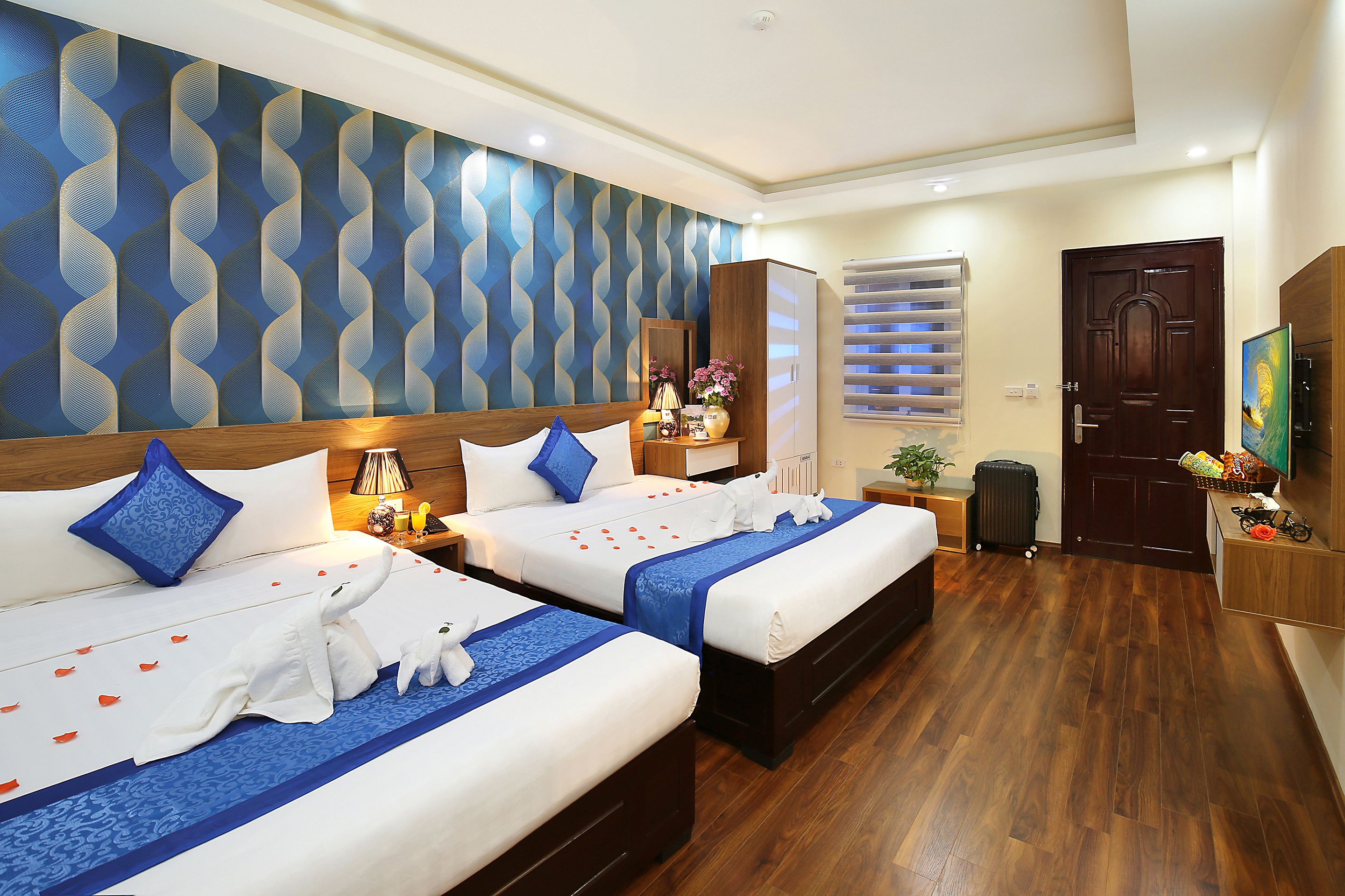 minibar, in-room safe, desk, laptop workspace