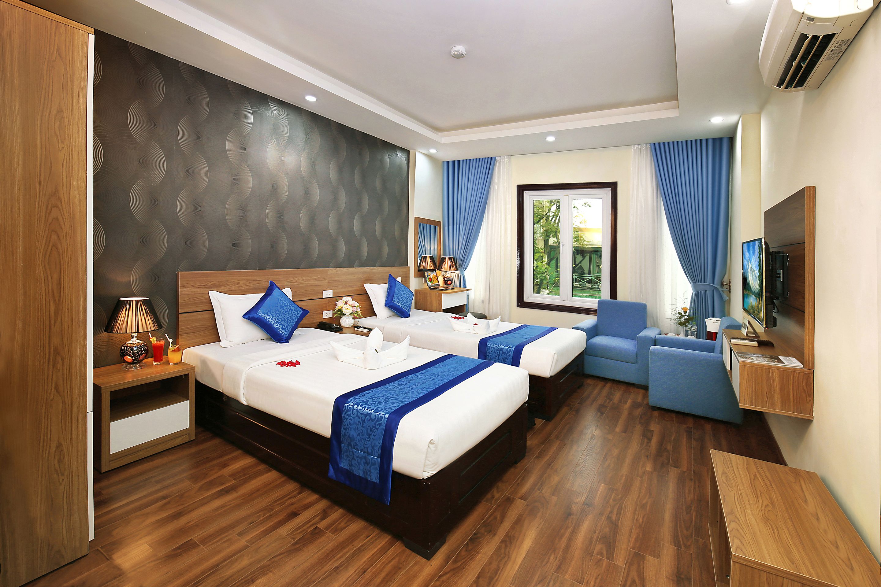 minibar, in-room safe, desk, laptop workspace