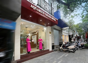 Property entrance - Aquarius Grand Hotel (Hanoi)