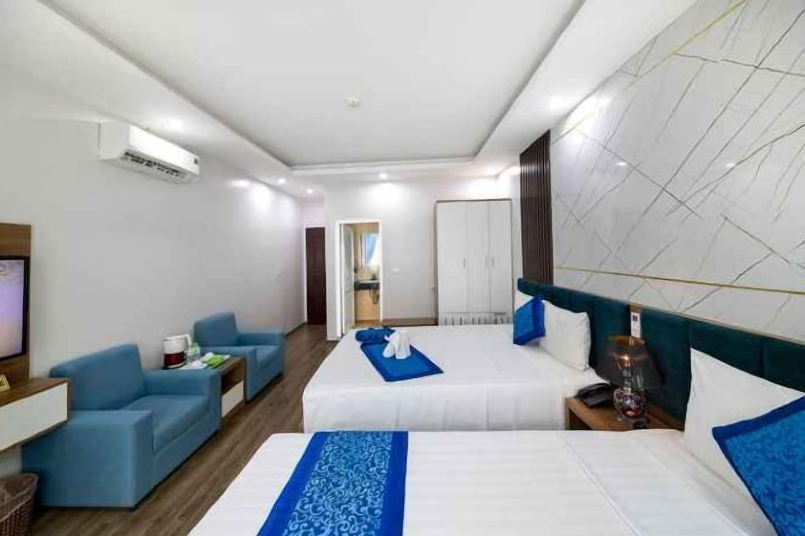 Minibar, in-room safe, desk, laptop workspace