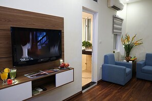 TV LCD 42 pollici con canali via cavo, studio