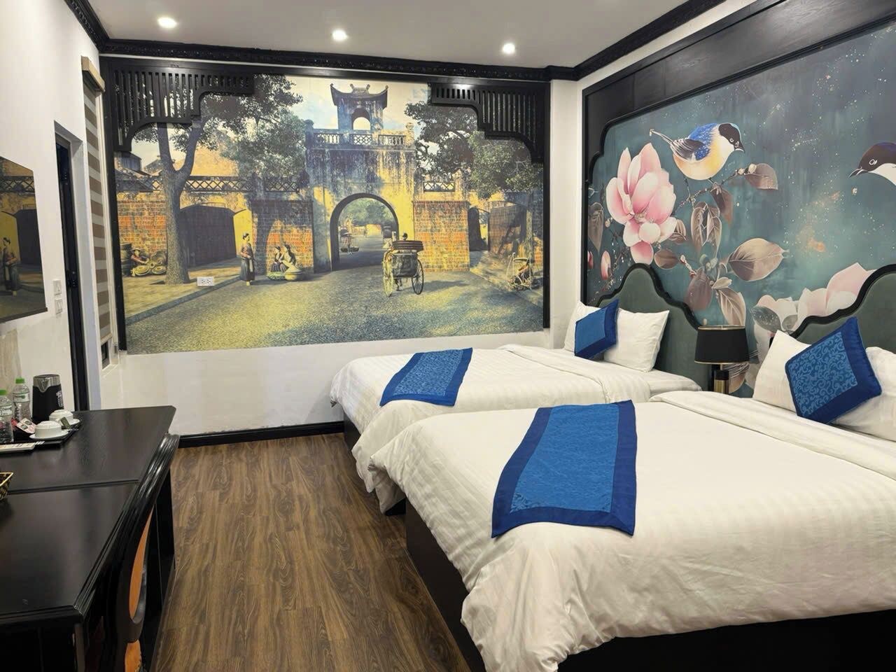 Familienzimmer | Minibar, Zimmersafe, Schreibtisch, laptopgeeigneter Arbeitsplatz