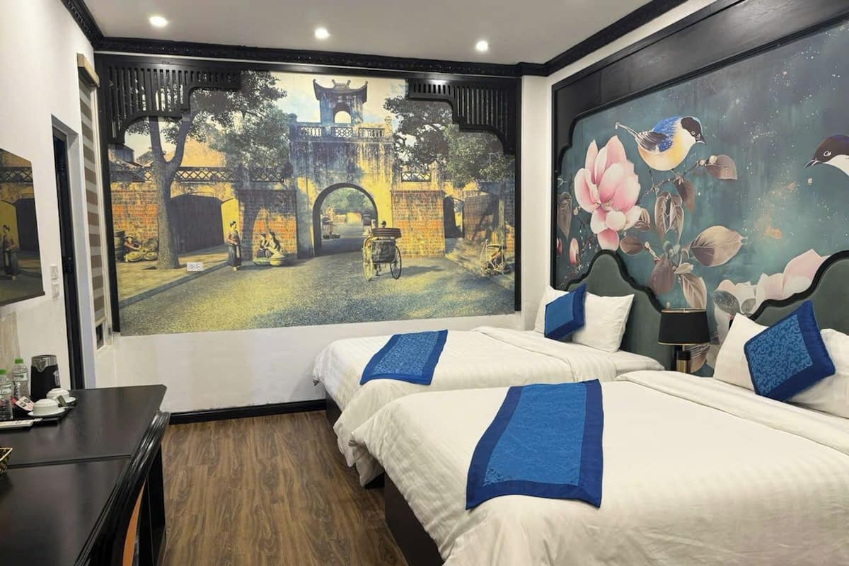 Familienzimmer | Minibar, Zimmersafe, Schreibtisch, laptopgeeigneter Arbeitsplatz