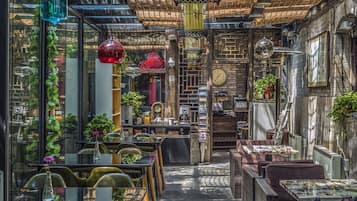 Daily buffet breakfast (CNY 39 per person)
