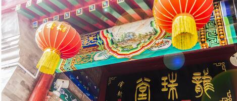 Breakfast and lunch served, garden views