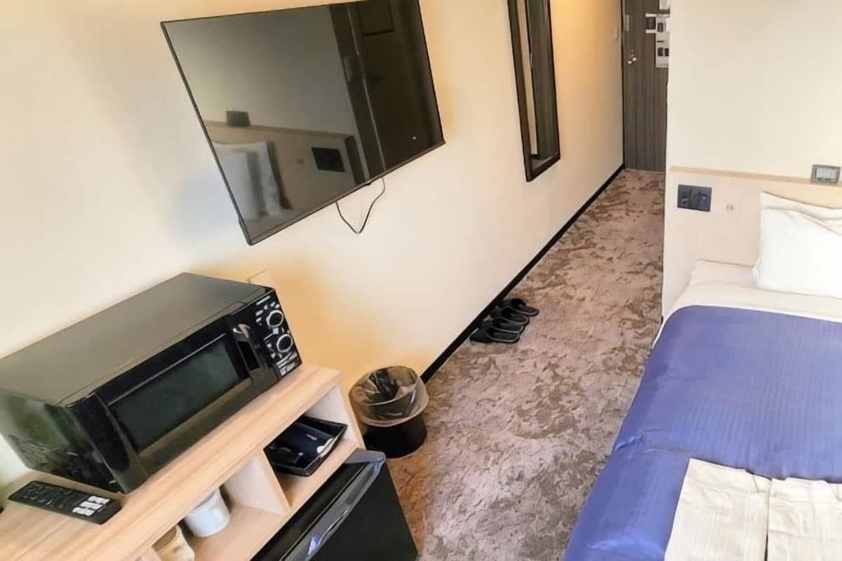 Individually furnished, desk, laptop workspace, free WiFi