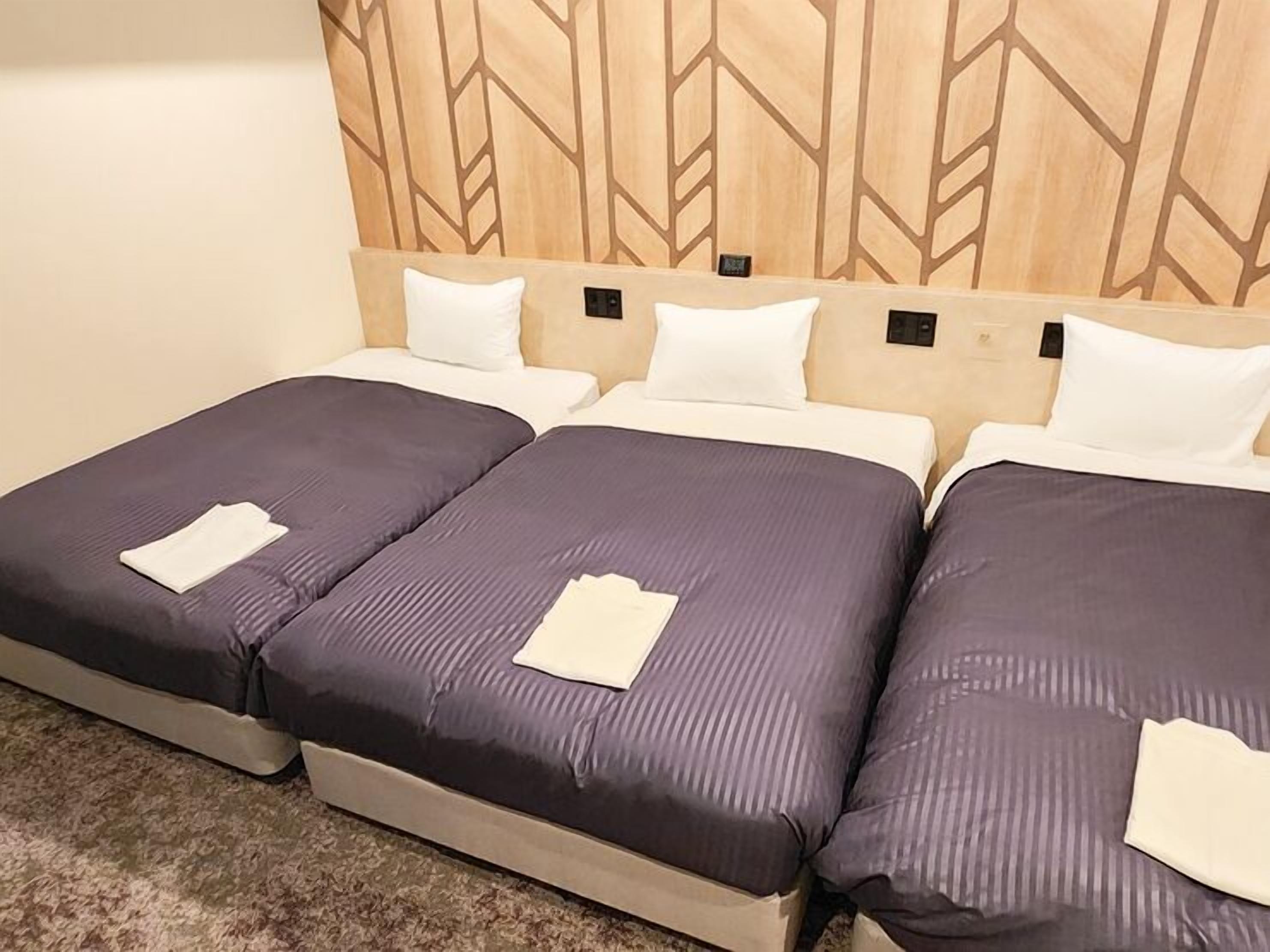 Muebles diferentes, escritorio y espacio para trabajar con laptop 