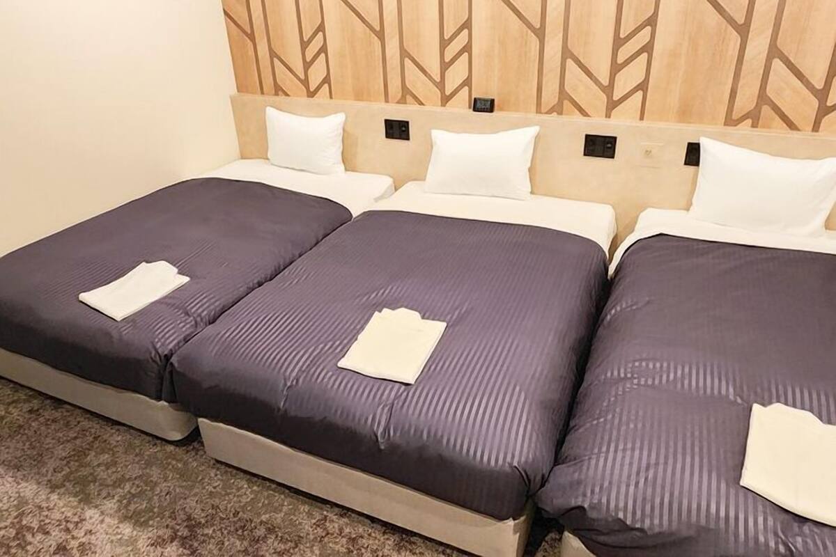 Muebles diferentes, escritorio y espacio para trabajar con laptop