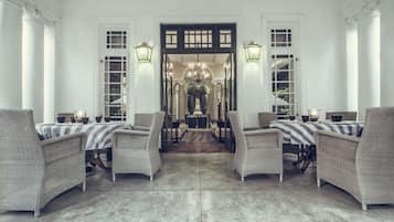 2 restaurants, international cuisine