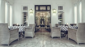 2 restaurants, international cuisine