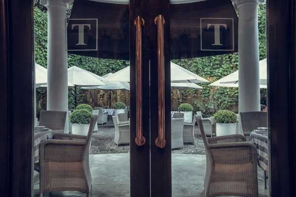 2 restaurants, international cuisine