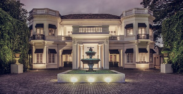 A grand building with a central fountain, large columns, and a symmetrical facade. - Paradise Road Tintagel Colombo (Colombo)